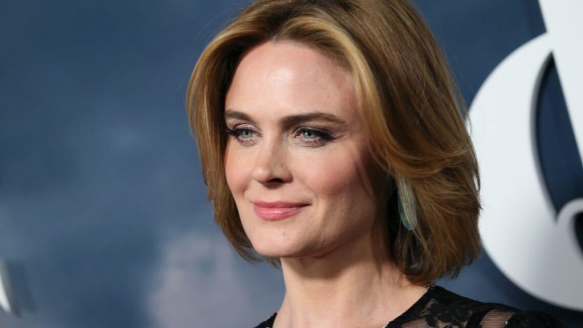 Emily Deschanel Biography: Husband, Net Worth, Age, Wikipedia, Movies & TV Shows, Height, Sister, Instagram, Today